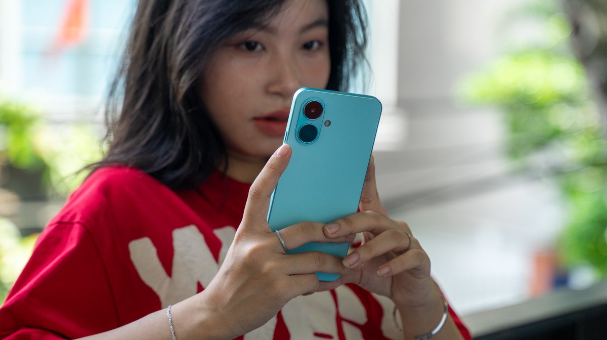 Trên tay Tecno Spark Go 2: Hơn 2 triệu nhưng thiết kế như iPhone 16, màn hình 120Hz, pin 5000 mAh